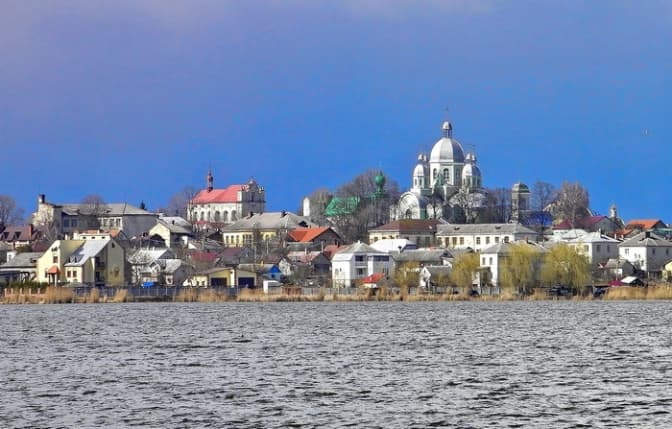 Куди поїхати на вихідні зі Львова: затишне містечко на березі ставу