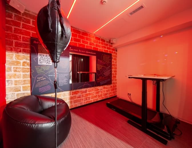 У Львові відкрили унікальну stress-кімнату, де можна розбивати посуд та кричати в увесь голос