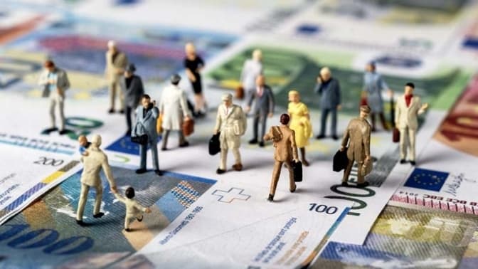 Штучними методами виїзд українців закордон не зупинити, або Уся підтримка уряду лише на словах