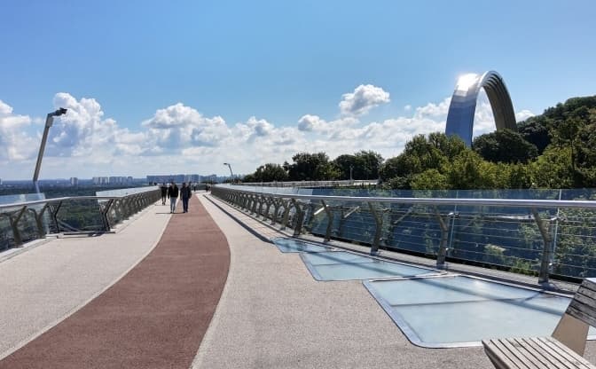 У Києві чоловік впав зі «скляного» мосту і загинув