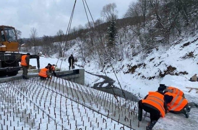 Як на Львівщині взимку ремонтують міст між Східницею та Уричем. Фото