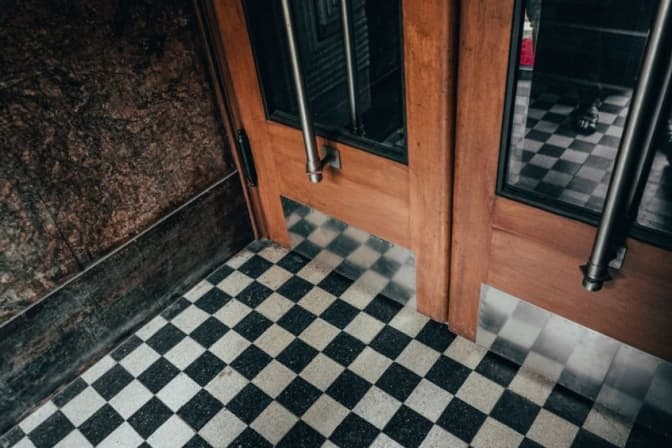 На вулиці Героїв Майдану у Львові реставратори відновили історичні двері