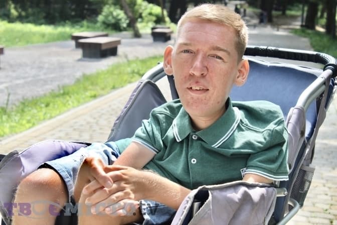 Львів'янин, який хворіє на СМА, просить допомогти зібрати кошти на лікування