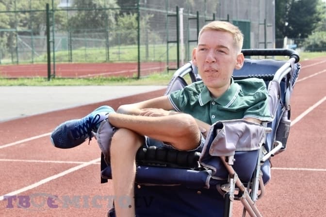 У Львові збирають кошти для хлопця зі СМА, який хоче запровадити соціальне таксі