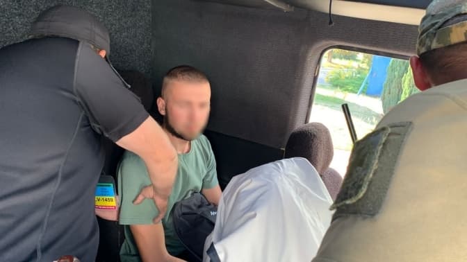 Один ховався, інший вдавав невидимого. У пункті пропуску на Львівщині затримали ухилянтів