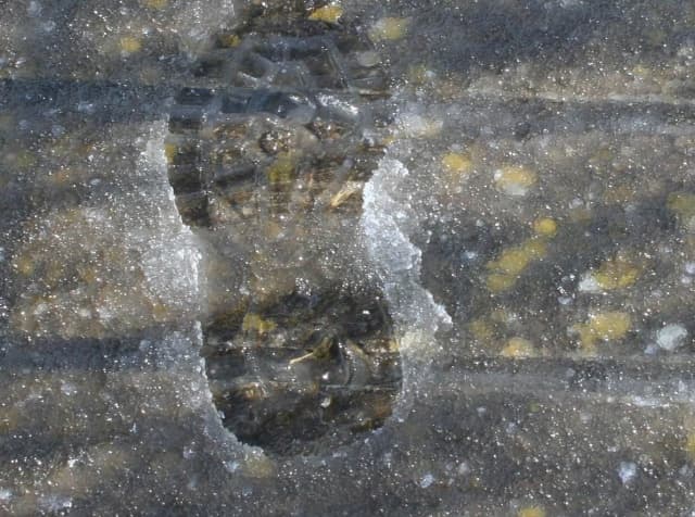 На дорогах Львова – мокрий сніг: водіїв просять бути уважними