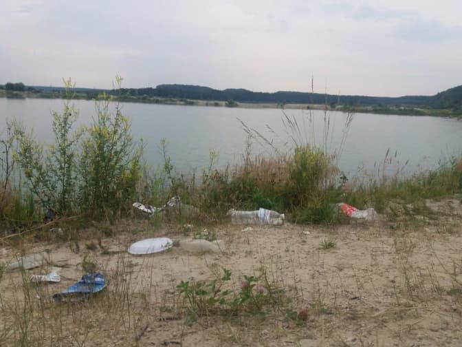 За 20 кілометрів від Львова озеро потопає у смітті. Фото