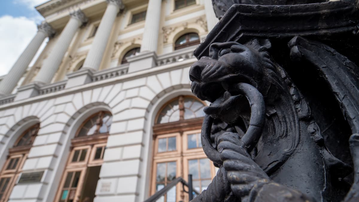 Глобус від цісаря й дзеркала, в які дивились відомі засуджені. «Таємниці» Львівської політехніки