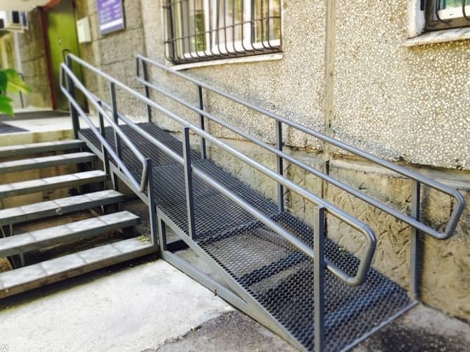 В Києві визначили будинки, де встановлять пандуси або електропідіймачі. Як подати заявку