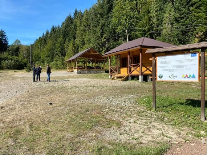 Біля підніжжя гори Парашка на Львівщині відкрили туристичний екопункт