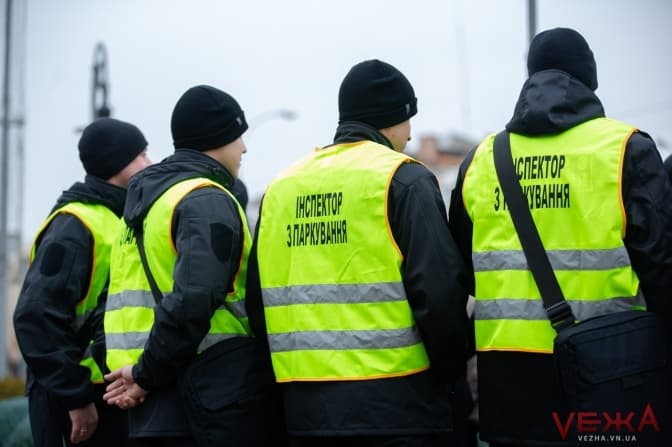 Сотні штрафів на день. У Львові відновили набір інспекторів з паркування