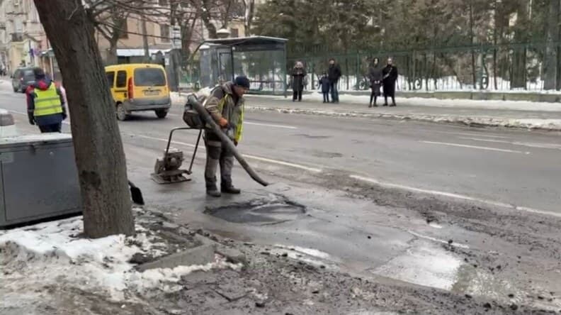 латання ям на вул. Зеленій/фото: лмр