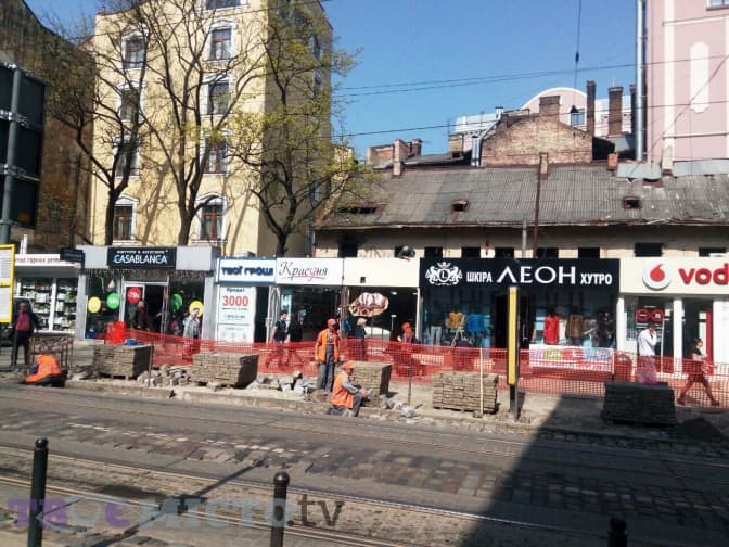 На Дорошенка переносять зупинку громадського транспорту. Фото