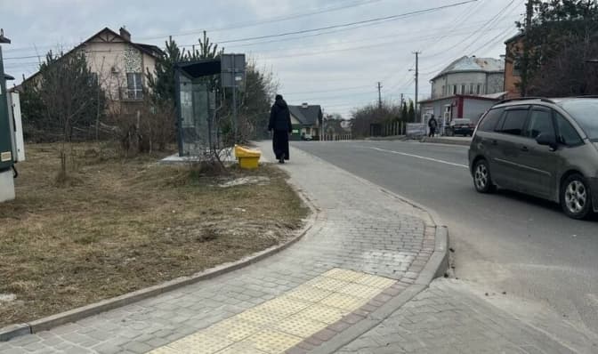 У Львівській громаді встановили нову безбар'єрну зупинку громадського транспорту