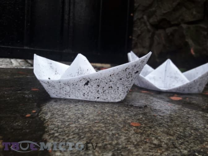 Фото дня. Під консульство Росії у Львові принесли паперові кораблики