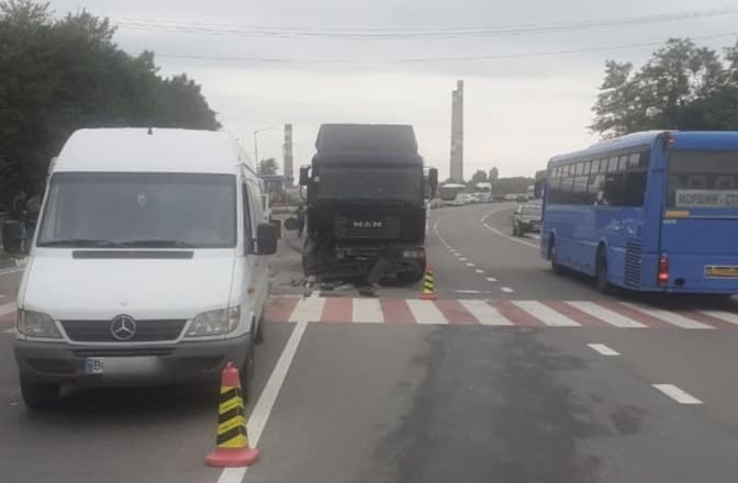 На трасі Київ – Чоп біля Розвадова зіштовхнулися чотири авто. Рух ускладнений, є постраждалий