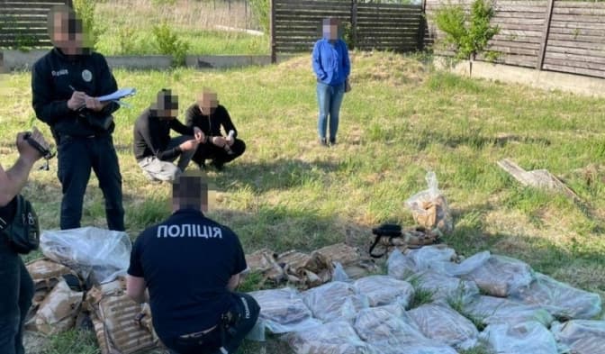 Двом мешканцям на Львівщині оголосили підозру у викраденні 100 бронеплит і бронежилетів