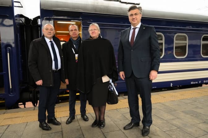 Прем'єри Словаччини, Словенії і Хорватії прибули в Київ на саміт з нагоди річниці деокупації Бучі