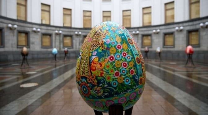 Біля будівлі Верховної Ради відкрили виставку писанок з пошкодженого росіянами «Добропарку»