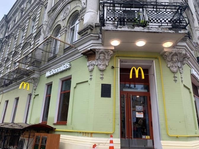 З будинку-пам'ятки архітектури в центрі Києва, де розміщується McDonald’s, збили історичний маскарон