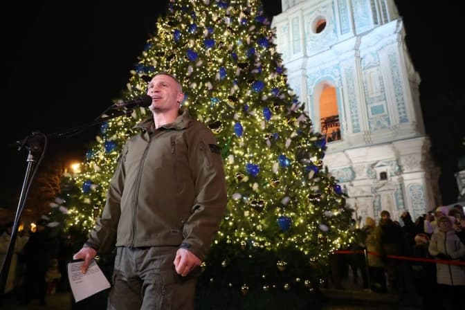 На Софійській площі засяяла головна ялинка країни