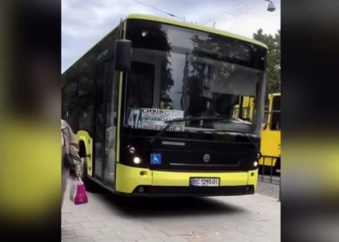 Водій маршрутки у Львові об'їхав затор тротуаром. Його оштрафували