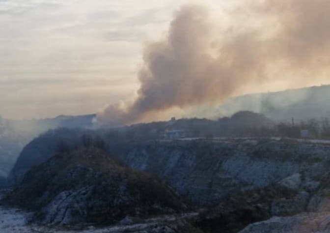 У мережі повідомляють про двотижневу пожежу на сміттєзвалищі на Львівщині. Що кажуть в ДСНС
