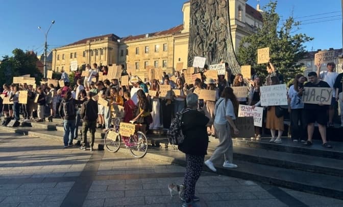 У Львові відбувається акція проти ліквідації незалежності антикорупційних органів в Україні (фото)