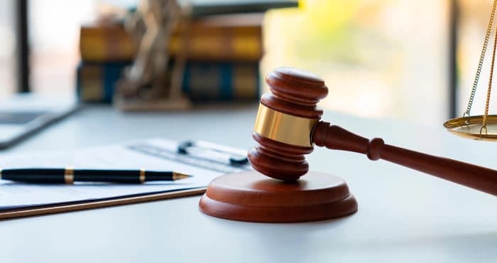 На Львівщині суд оштрафував батьків, чиї діти перекинули відро зі сміттям на педагога