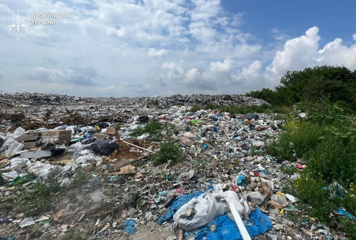 Забруднено понад 3 гектари: у незаконному скиді сміття на Львівщині підозрюють директора підрядника
