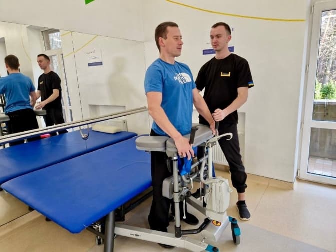 Морпіх із Дніпра відновлюється після поранення за допомогою екзоскелета у Львові