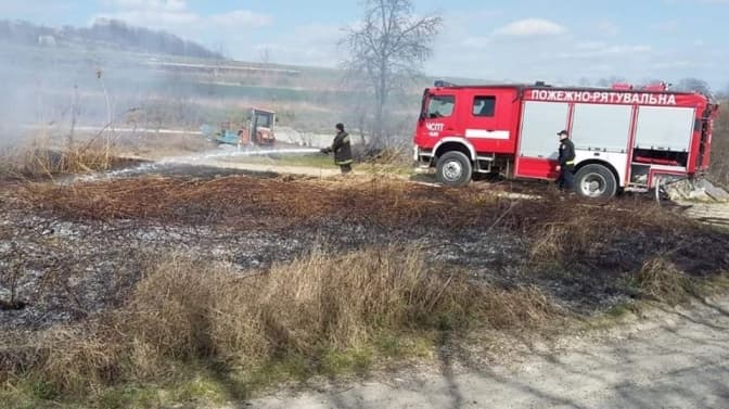 На Львівщині запрацювали мобільні групи, які патрулюють поля через підпали трави
