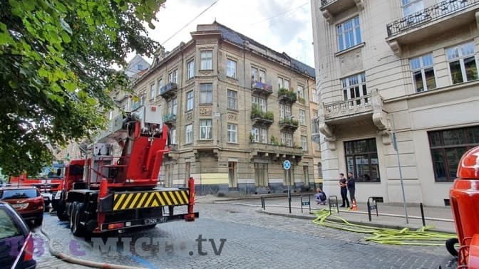 У центрі Львова у пам'ятці архітектури виникла пожежа. Відео