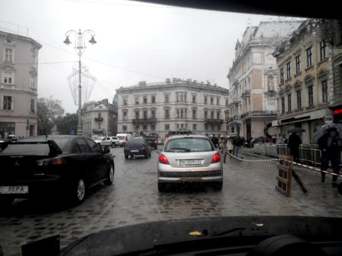 У Львові на проспекті Свободи виправляють недоліки ремонту. Фото