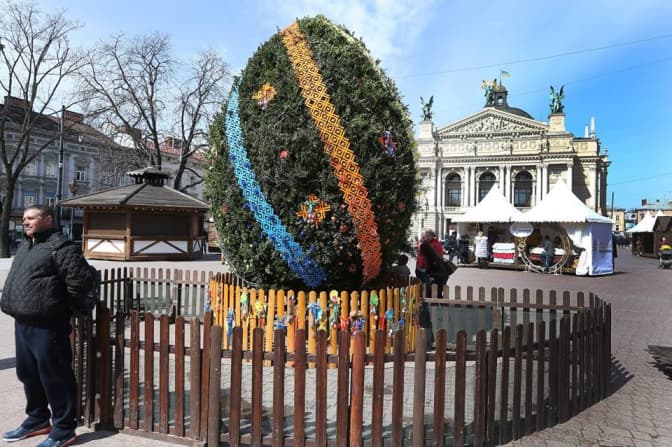 Фото дня: у Львові встановили 6-метрову писанку
