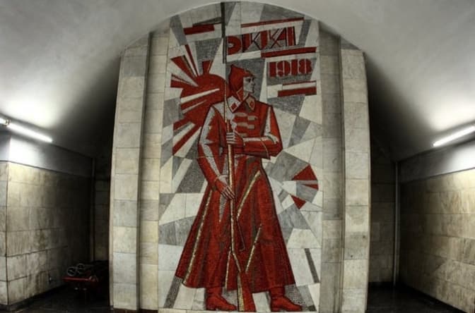 На станції метро "Палац “Україна" демонтують мозаїку з червоноармійцем