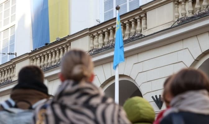 У центрі Львова підняли кримськотатарський прапор