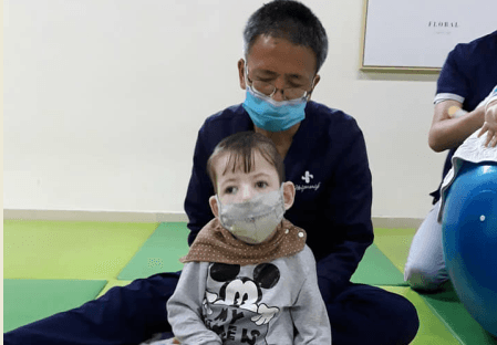 Важкохворого 5-річного хлопчика, яким опікується львівський фонд, не випустили із Китаю. Потрібна допомога