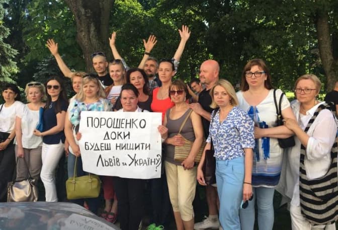 Дружина Садового прийшла протестувати проти сміттєвої блокади під Львівську ОДА