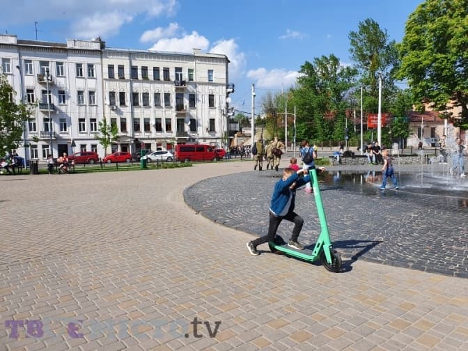 Як вирішити проблему із електросамокатами. У Львові проведуть публічну дискусію