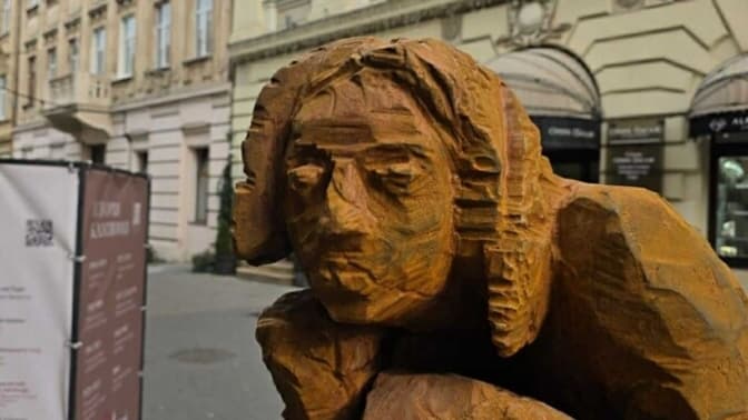 У центрі Львова з’явилася нова скульптура «Зажата»