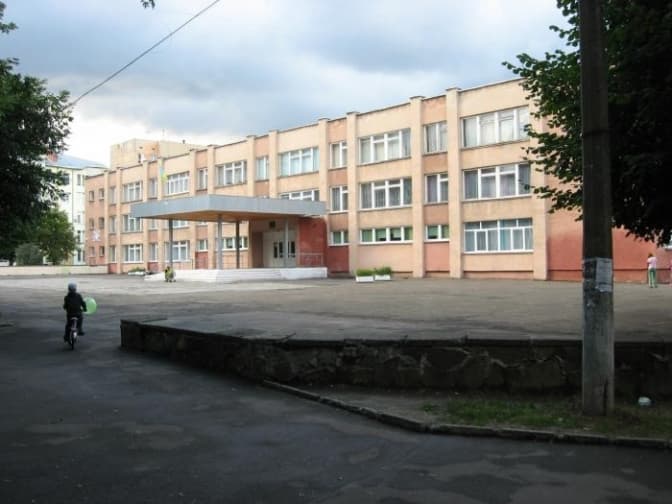 У Львові поблизу школи незнайомець чіплявся до школярки