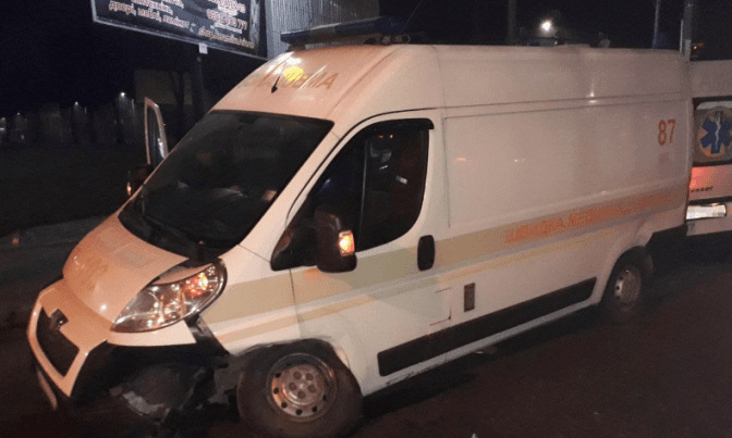 У Львові зіштовхнулись Opel та автівка «швидкої». Є постраждалі. Фото
