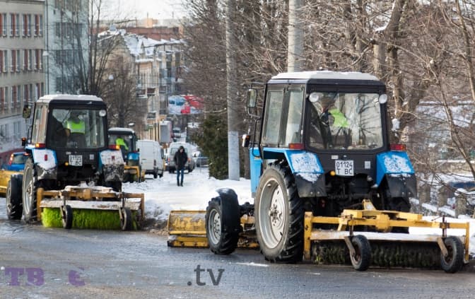 Львівських водіїв закликають не блокувати роботу снігоприбиральної техніки запаркованими авто