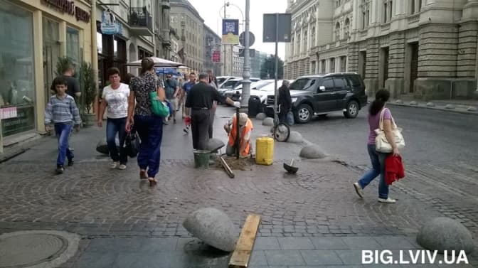 Гранітні півкулі на проспекті Свободи замінюють на чавунні стовпці