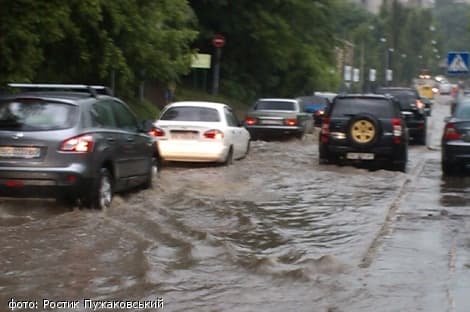 На вулиці Стуса у Львові через прорив каналізації утруднений рух