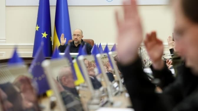 Чи зможуть виїжджати держслужбовці за кордон та кому вручають повістки на Львівщині. Підсумки доби