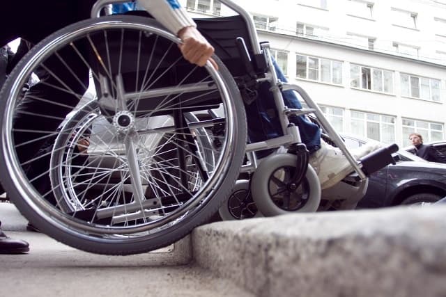 Людей на візках можуть прирівняти до учасників дорожнього руху