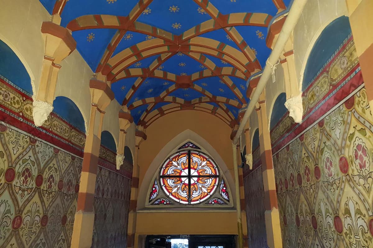 Нетуристичний Львів: небо «під совами», мур без барельєфів та партійні замки