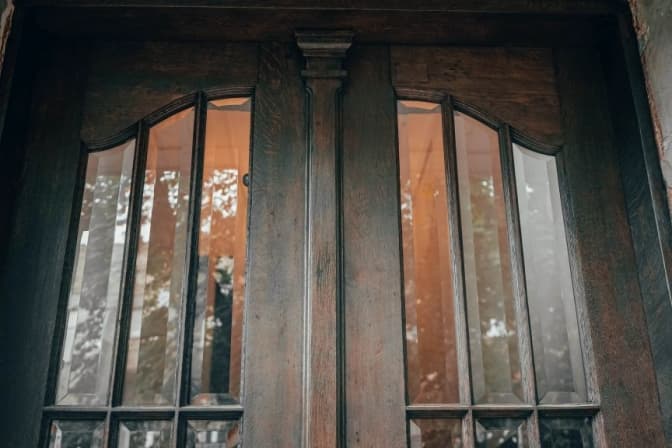 У Львові відновили історичну браму на вулиці Коновальця. Фото до і після